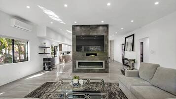 Villa Luxe, plusieurs lits, accÚs piscine, vue piscine (Mansfield Modern) | Coin séjour | Télévision à écran plat de 55 pouces avec chaßnes numériques, cheminée