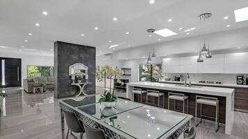 Villa Luxe, plusieurs lits, accÚs piscine, vue piscine (Mansfield Modern) | Intérieur