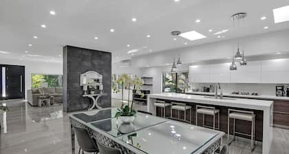 Mansfield Modern - Ultimate Entertainers Oasis With Guest House