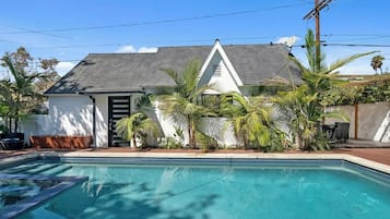 Piscine extérieure, parasols de plage, chaises longues