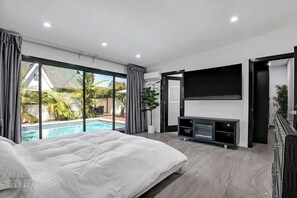 5 bedrooms, individually decorated, individually furnished, desk