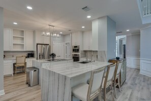 Jääkaappi, mikroaaltouuni, uuni, liesi