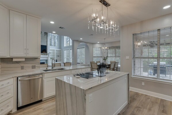 冷蔵庫、電子レンジ、オーブン、コンロ