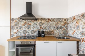 Fridge, microwave, oven, coffee/tea maker