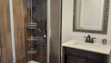 Douche, sèche-cheveux, serviettes fournies, savon
