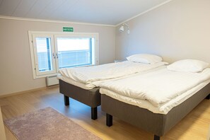 Iron/ironing board, Internet, bed sheets