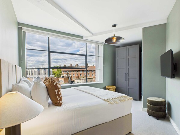 2 bedrooms, desk, iron/ironing board, travel cot