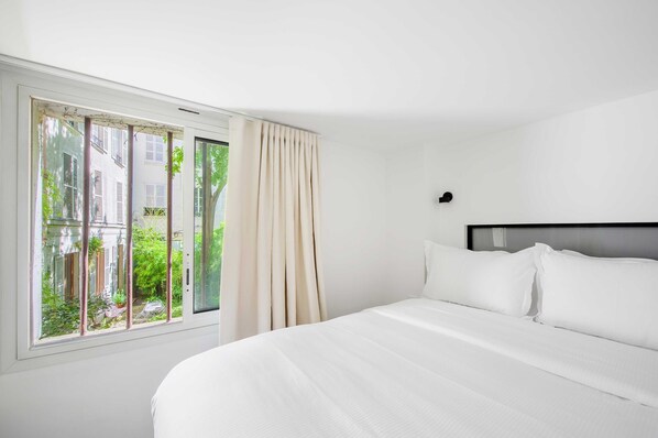 شقة | 4 عدّة غرف نوم ومساحة عمل للكمبيوتر المحمول ومكواة/لوح كي وملاءات أسرّة