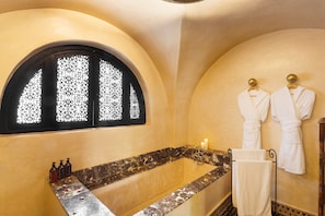 Hypo-allergenic bedding, memory foam beds, in-room safe, soundproofing - P.L PLACE (Marrakech)