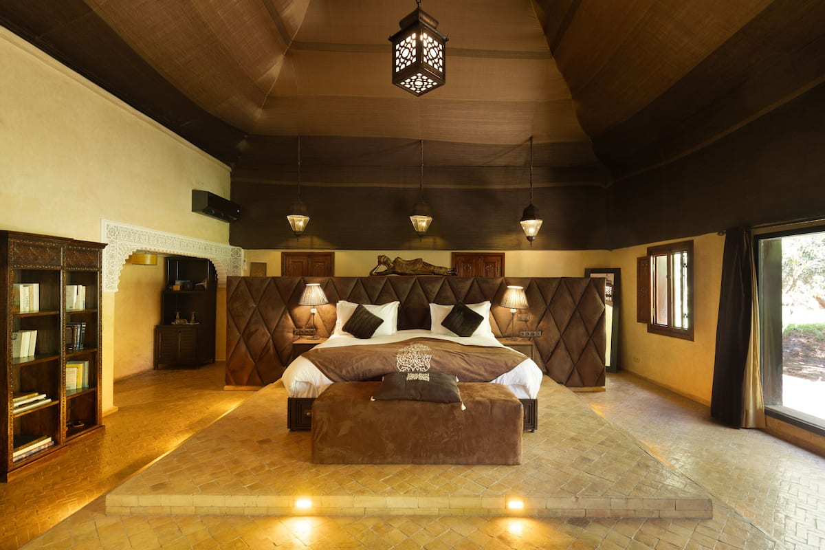 Luxury Suite, Garden View | In-room safe, free WiFi