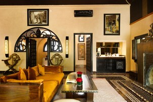 Luksussuite, hageutsikt | Bad | Badekåper og tøfler