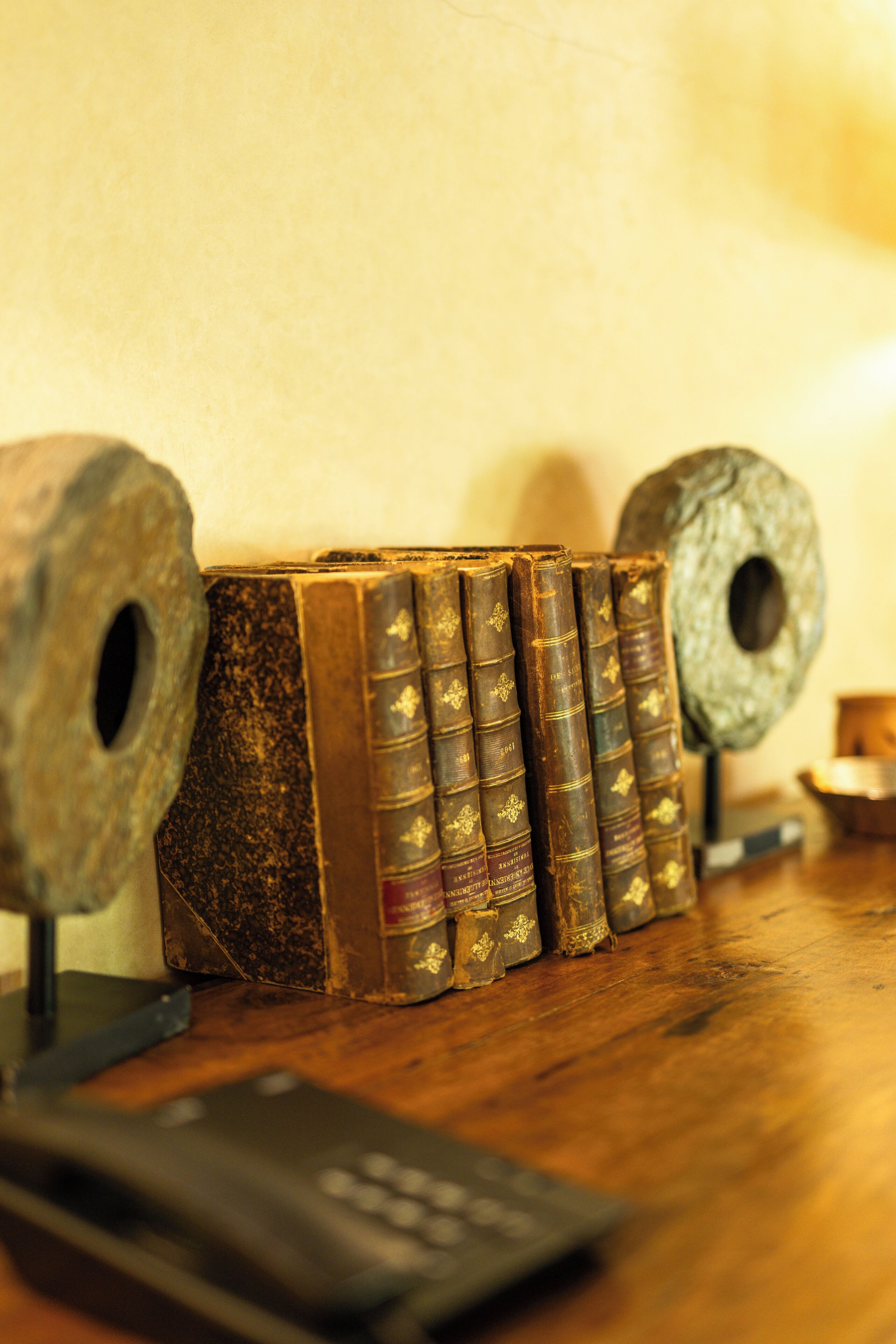 Una hilera de libros antiguos sobre una superficie de madera.