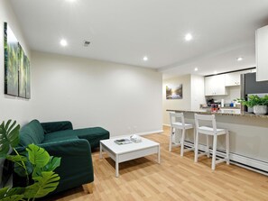 Un apartamento moderno con sala de estar, comedor y cocina.
