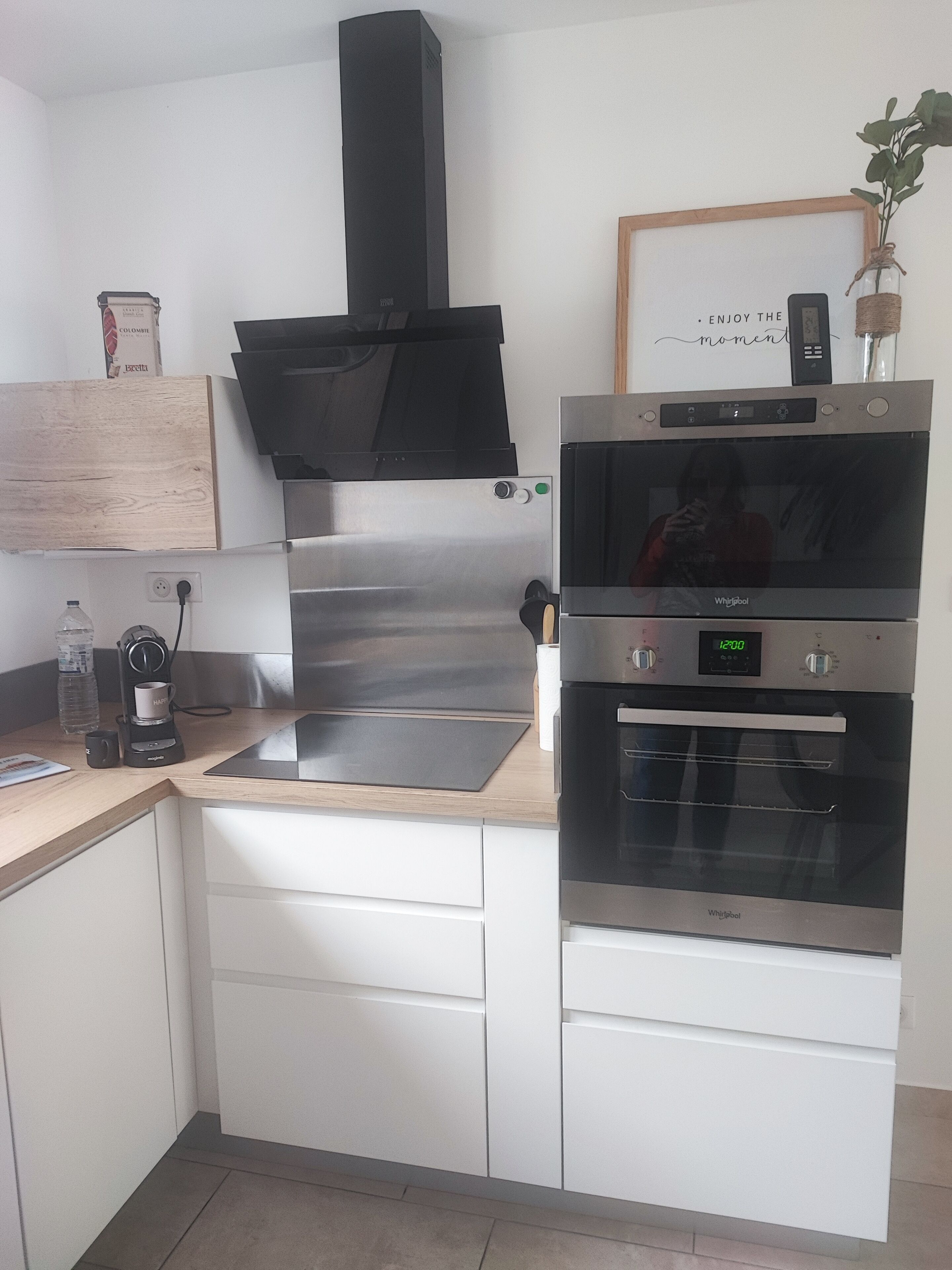 Een magnetron, een oven, een kookplaat, een vaatwasser