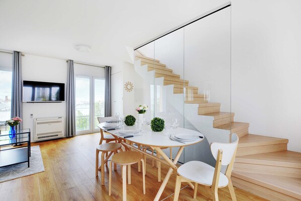 Apartment | Dining - Exceptional Triplex With Terrace - Montmartre (Paris)