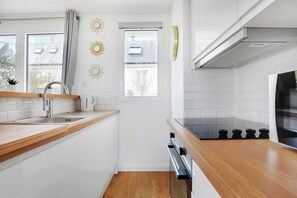 Apartment | Private kitchen | Fridge, microwave, oven, stovetop - Exceptional Triplex With Terrace - Montmartre (Paris)