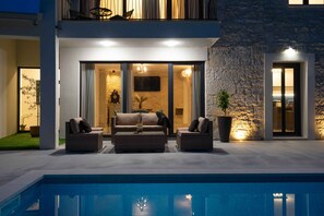 4 bedrooms - Designer Villa Simone - Modern Heritage Style (Tinjan)