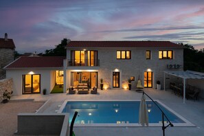 4 bedrooms - Designer Villa Simone - Modern Heritage Style (Tinjan)