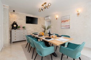 4 bedrooms - Designer Villa Simone - Modern Heritage Style (Tinjan)