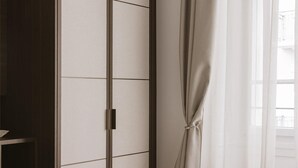 A room with a wardrobe, a window with curtains, and a view of a balcony. - Ultima Quai Wilson Geneva (Geneva)