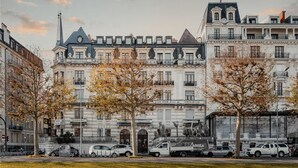 A multi-story building with a classic architectural style, featuring a central entrance with a door and windows on each floor. - Ultima Quai Wilson Geneva (Geneva)