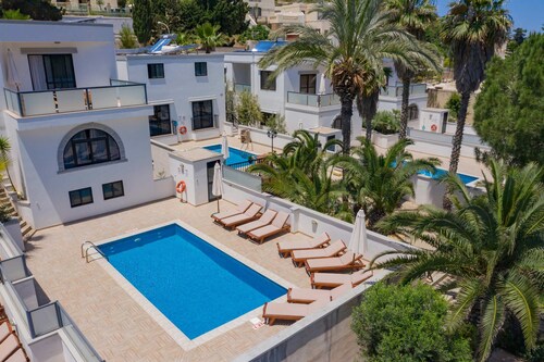 Villa Gardenia - 5 Bedroom Holiday Villa With Pool