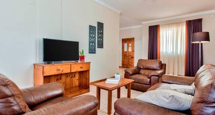 Villa Gardenia - 5 Bedroom Holiday Villa With Pool