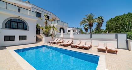 Villa Gardenia - 5 Bedroom Holiday Villa With Pool