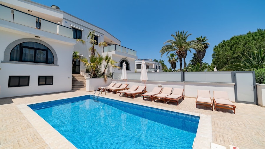 Villa Gardenia - 5 Bedroom Holiday Villa With Pool