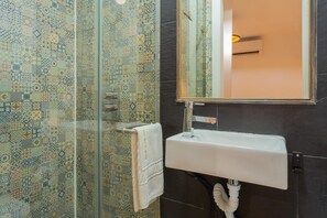 House | Bathroom - Historical Centre Terrace Aircon by LD Apartments (Lisbon)