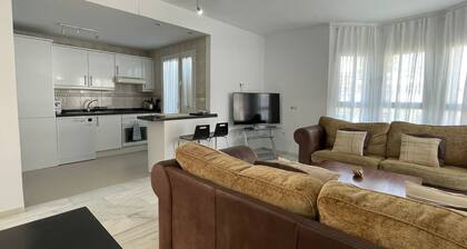 Top Floor 2 Bedroom Duplex 360 Views F-5