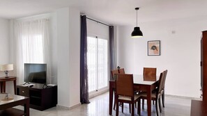House - Spacious Poolside 3 Bedroom F-5 (Marbella)