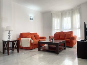 House - Spacious Poolside 3 Bedroom F-5 (Marbella)