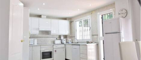 منزل | 4 عدّة غرف نوم وخدمة الإنترنت