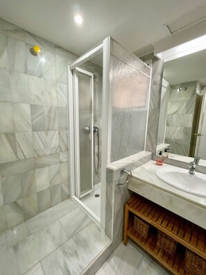 House | 2 bedrooms - Easy Parking Poolside 2 Bedroom F-5 (Marbella)