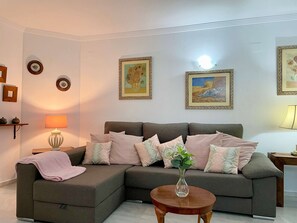 House | 2 bedrooms - Easy Parking Poolside 2 Bedroom F-5 (Marbella)