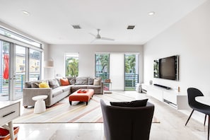 House - NEW 3-story Townhome With Pool Room Expansive Balcony Seconds Away From Las Olas (Fort Lauderdale)