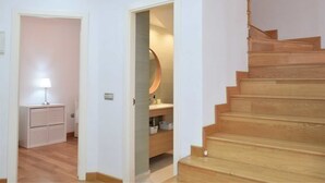 Una escalera de madera con peldaños que conducen a un rellano.