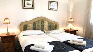 A double bed with two nightstands, each with a lamp, in a hotel room. - 3 Bed Excellent and Quiet Location F-4 (Marbella)