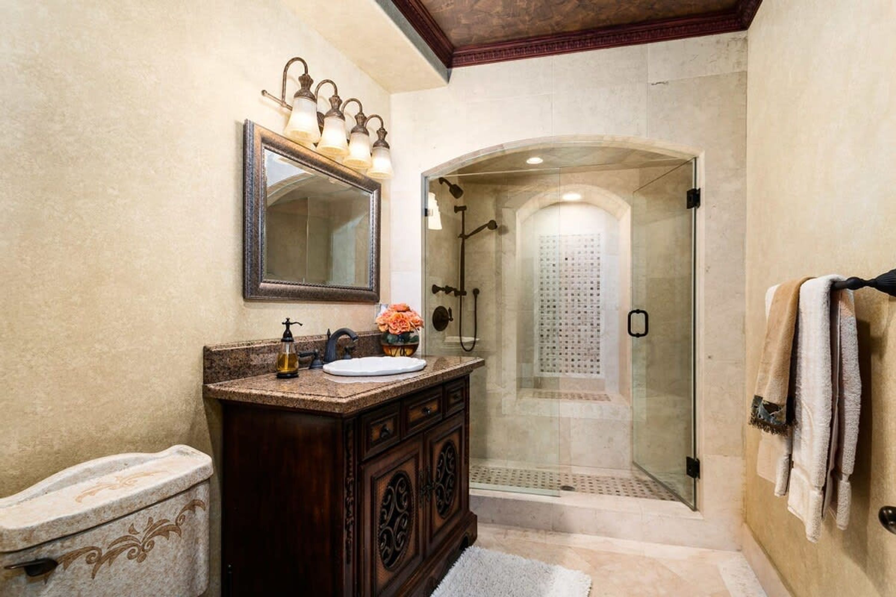 Un baño con tocador, lavabo y espejo.