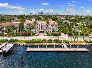 House | 9 bedrooms, Internet - Waterfront Mansion With Game Room Gym Media Room and Guest House (Fort Lauderdale)