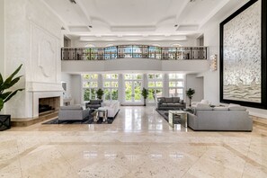 House | 9 bedrooms, Internet - Waterfront Mansion With Game Room Gym Media Room and Guest House (Fort Lauderdale)