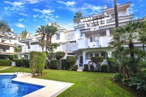 House, Accessible | 3 bedrooms, Internet - Modern 3 Bedroom Pool Access Apartment F-7 (Marbella)