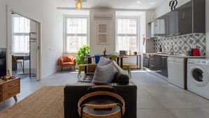 Un apartamento moderno con sala de estar, comedor y cocina.