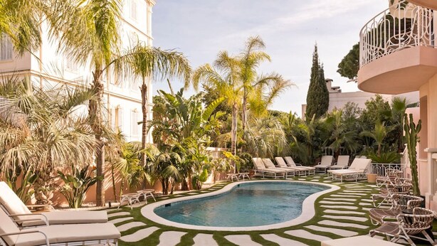 A pool area with lounge chairs and palm trees. - Carla Rosa 10 Luxueux Appartement Piscine -2 BDR (Cannes)