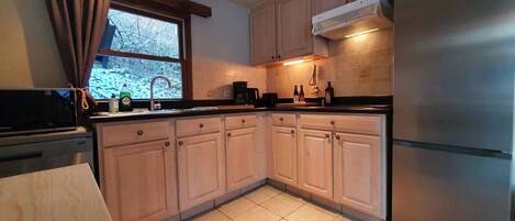 Microondas, horno, placa de cocina, lavavajillas