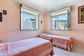3 habitaciones y tabla de planchar con plancha 