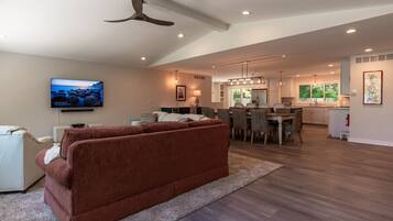 House | 4 bedrooms, desk, Internet