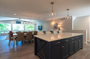 House | 4 bedrooms, desk, Internet