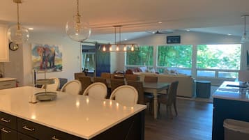 4 bedrooms, desk, Internet